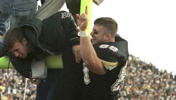 TomDienhart1's tweet image. Legendary TE Tim Stratton will be #Purdue's honorary captain for this week's Syracuse game.