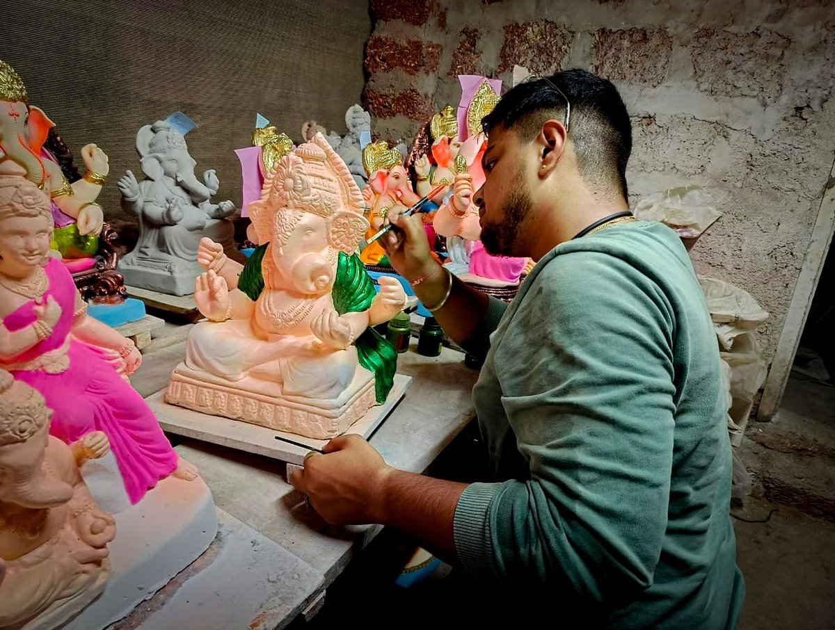 बाप्पाच्या आगमनाची जय्यत तयारी सुरू.... 
"चित्रशाळेत रंगकाम - एक अनुभव" 🎨🖌️