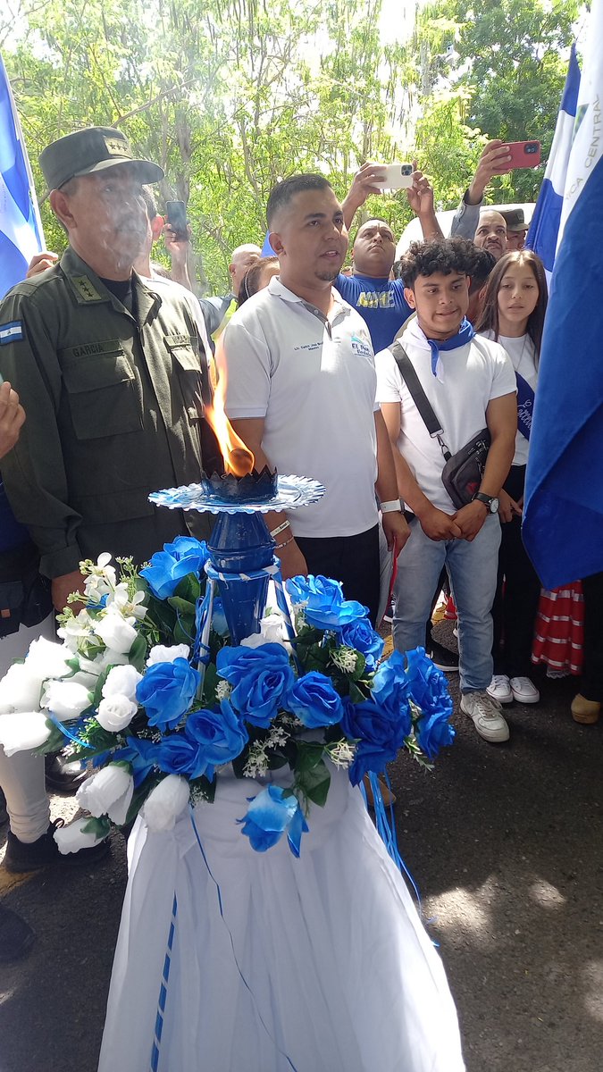 Delegada Departamental MINED Matagalpa, Claudia Blandó. Lumbí, recibe Antorcha de la Libertad Centroamericana, de parte de la Delegada Departamental del MINED Esteli, en limite Dptal en el municipio de San Isidro💙🤍🇳🇮🔥