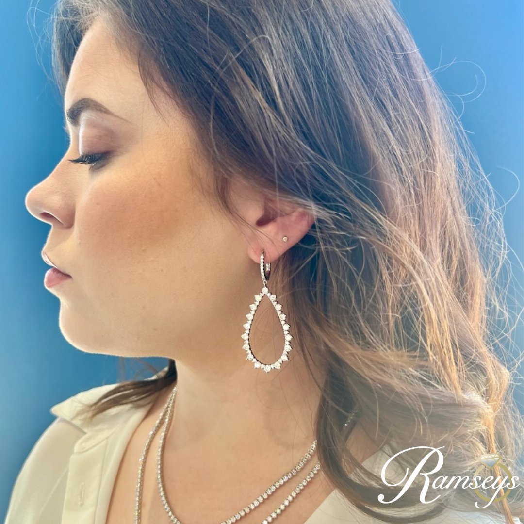 ramseysdiamonds's tweet image. Show your sparkle with stand-out statement jewelry, like these dangle earrings! 

Style: JEL22-0008 

ow.ly/Mugk50PI6wO

#RamseysDiamondJewelers #DiamondEarrings #DiamondJewelry
