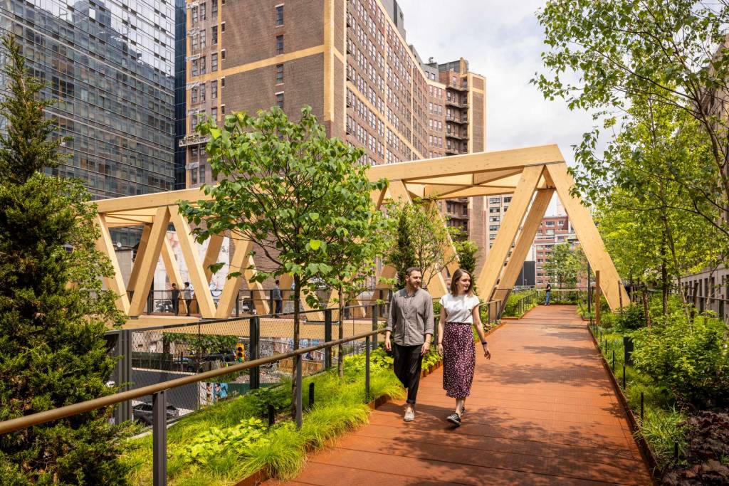CSIConstruction's tweet photo. Timber and Corten steel bridges form linear plaza for NYC connection project @specifierMagCSI @JOperation484 @SOM_Design https://t.co/mSIoRnCjPd #merrillsom #highline #jamescornerfieldoperations #moynihanconnector #newyorkcity #news #owings #skidmore https://t.co/5BtqfDMAsh