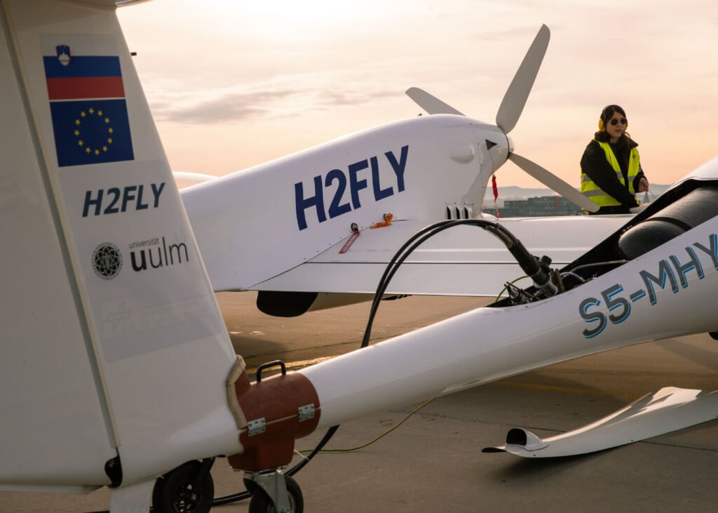 #ICYMI: World's first piloted flight of an electric aircraft powered by liquid hydrogen! The results indicate that the use of liquid hydrogen could extend the maximum range of @H2FlyOfficial's HY4 aircraft from 750 km to 1,500 km. Learn more: evtolinsights.com/2023/09/h2fly-…