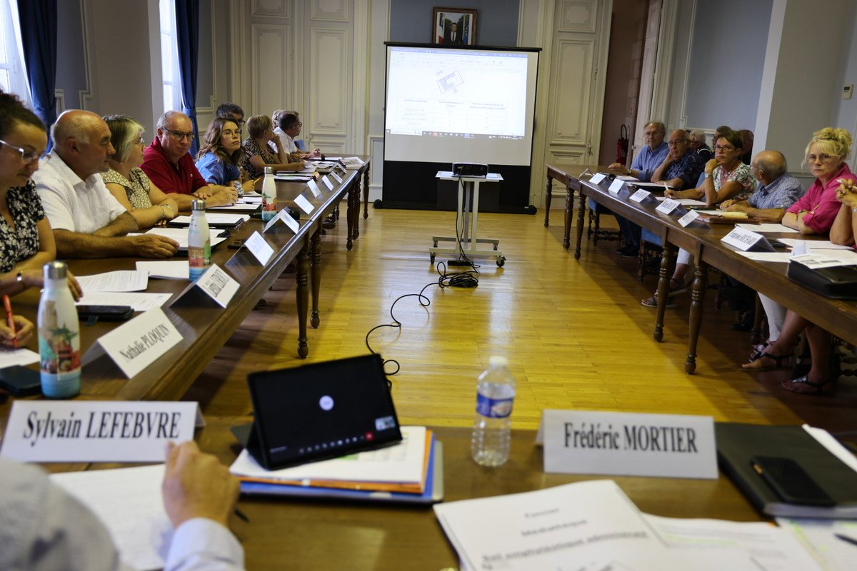 LongueJumelles's tweet photo. [#CMenDirect] la séance est levée. Prochain conseil le lundi 20 novembre à 18h30.
La liste des délibérations sera diffusée en mairie et sur le site internet, sous huitaine. 
Le Procès-Verbal de la séance sera affiché en mairie et mis en ligne sur le site https://t.co/bDE1gp2QAt