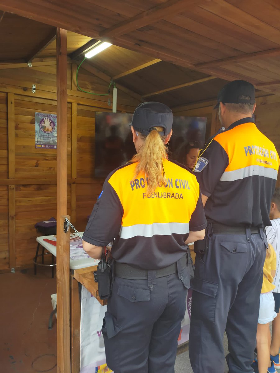 AytoFuenlabrada's tweet photo. Nuestro equipo de Protección Civil esta tarde en el dispositivo de seguridad de las #FiestasdeFuenlabrada.
Recuerda que tenemos un punto en el Recinto Ferial en el que puedes retirar pulseras identificativas para los y las peques. https://t.co/JxXgGbjs4Y