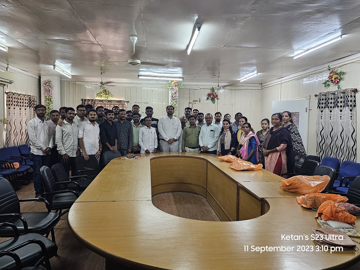 આજરોજ રાપર તાલુકામાં લાંબા સમયથી કામ કરતા રેવન્યુ તલાટી, કારકુન અને નાયબ મામલતદારો ની બદલી બીજા તાલુકામાં થતાં આજે કર્મચારીઓ નો વિદાય પ્રસંગ યોજી કચેરી સમય બાદ નવી જગ્યાએ હાજર થવા અત્રેથી છૂટા કરવામાં આવ્યા. <a href="/mamrapar/">Mamlatdar Rapar</a> <a href="/DcBhachau/">SDM Bhachau Kachchh</a> @CollectorKutch @bhujmahiti <a href="/CMOGuj/">CMO Gujarat</a> <a href="/revenuegujarat/">Revenue Dep. Gujarat</a>