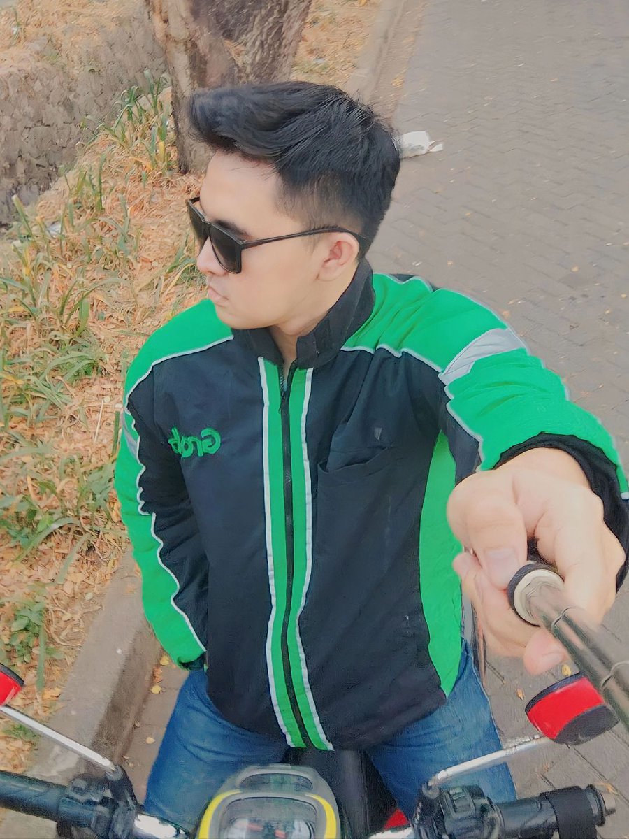 DwikiPebri's tweet photo. Ojeknya kak? 

#INDvPAK #colomboweather #moyolawal #KLRahul #bromo #Kebakaran https://t.co/te9PDZgGqQ