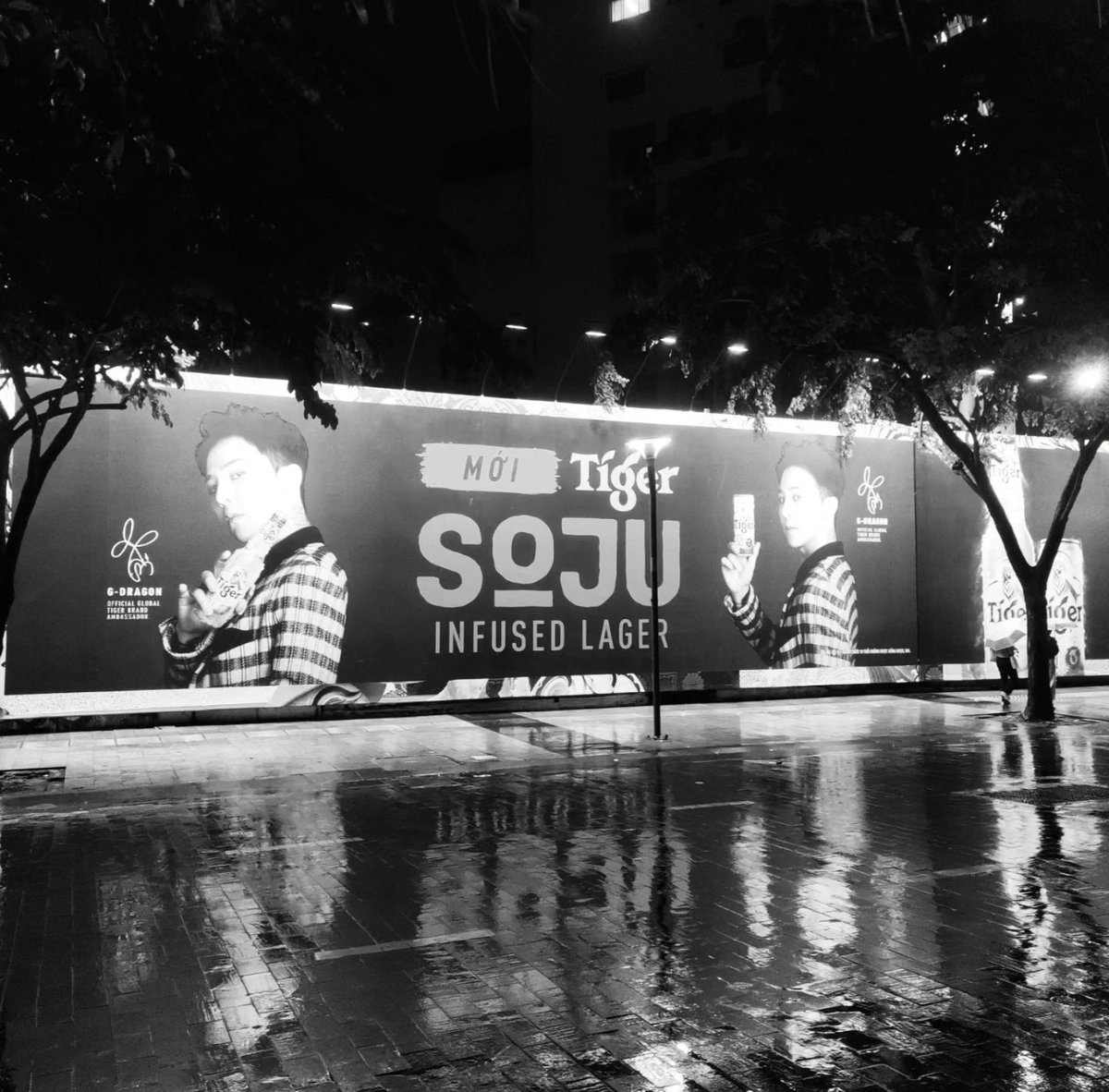 Another giant billboard of #GDRAGON x Tiger Beer #TigerSoju 😍
(By _young_viegga.01)