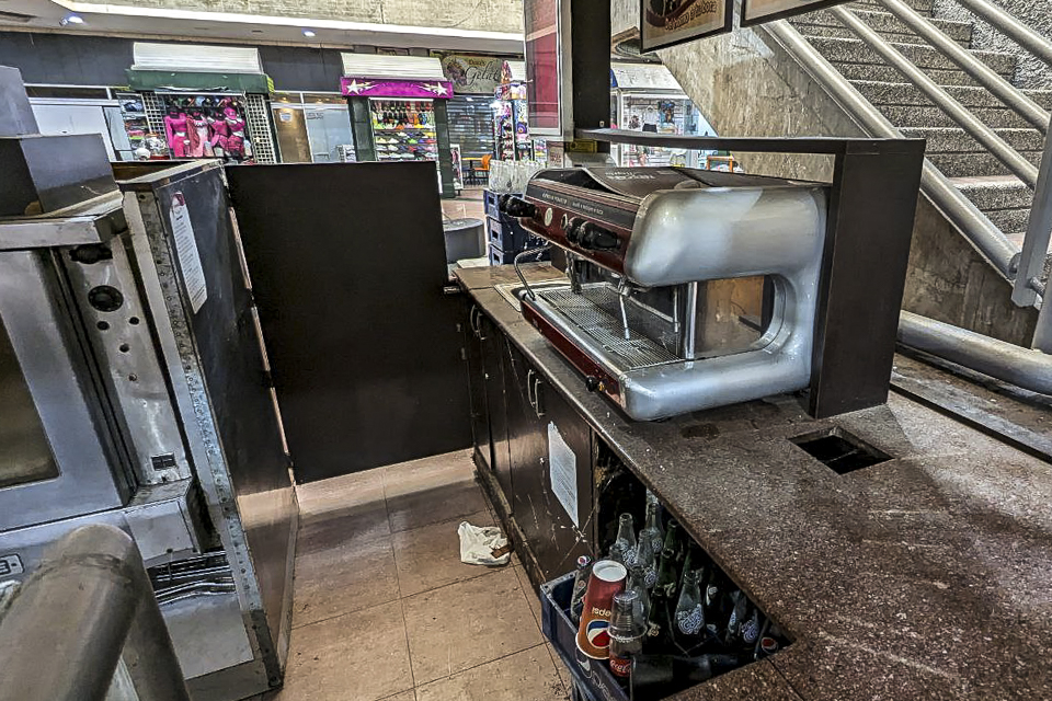 ReporteYa's tweet image. #11Sep #Caracas #Denuncia 
Comerciantes del C.C. Galerías El Paraíso, se declaran en quiebra técnica. La gente ya no lo visita las tiendas están abriendo los fines de semana.  Comerciantes preocupados las ventas bajaron a CERO. - @ElParaisoNow