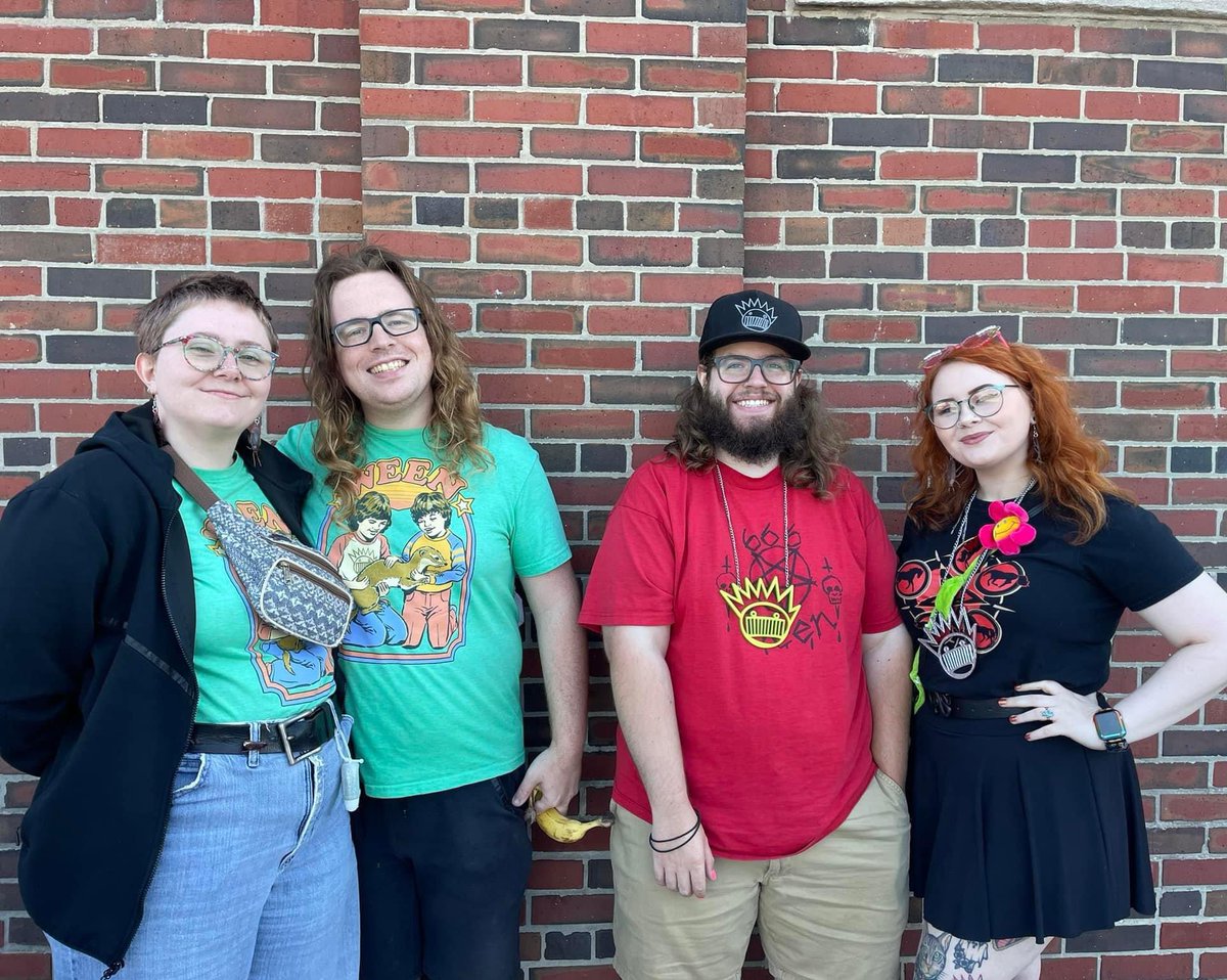 MermaidStarr's tweet photo. I sure do love ween and my pals 🖤🖤 a great two nights 🥰 https://t.co/8X5MDhcuhq