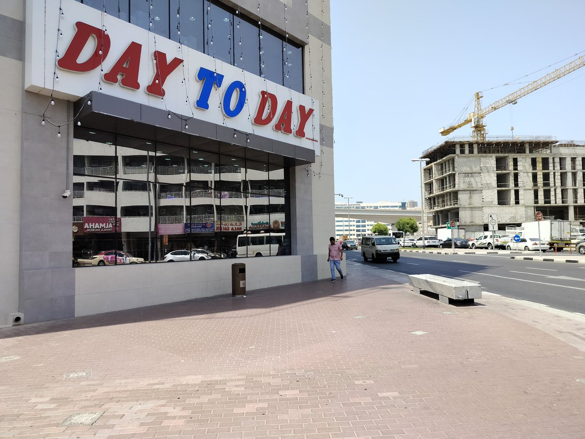 mpravink's tweet photo. Dear @rta_dubai team we would like to bring to your attention the chaos which usually takes place at this junction in Karama.With taxis and cars frequently stopping to pick and drop it creates back log, which creates traffic jam,i suggest fencing this area or have a patroling. https://t.co/ErsLwPssYq