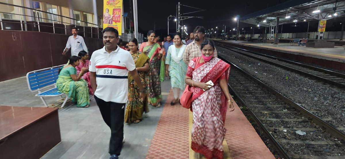 MC_Shadnagar's tweet image. ప్రత్యేక శానిటేషన్ లో భాగంగా రైల్వే స్టేషన్, బస్టాండ్ &amp;amp;వంటి వివిధ ప్రదేశాలలో రాత్రి సమయంలో ఉన్న  వ్యక్తులను గుర్తించి, వారిని నైట్ షెల్టర్‌కు తీసుకువచ్చి  ఆహారం మరియు వసతి కల్పించారు.ఇందులో కమీషనర్, 
PD MEPMA, AD MEPMA, గ్రేస్ సంస్థ president పాల్గొనడం జరిగింది. @KTRBRS