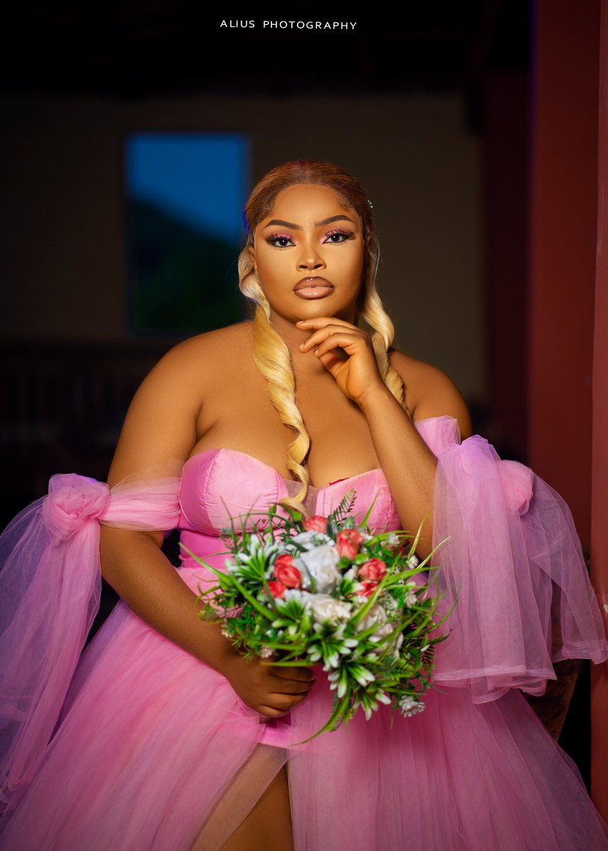 Viviannwodo_'s tweet photo. I did a thing with this blonde hair 😮‍💨
Available for all frontal &amp; laces slayingssss 
Bridals and casual 🥰 https://t.co/vfIAxdOOqS
