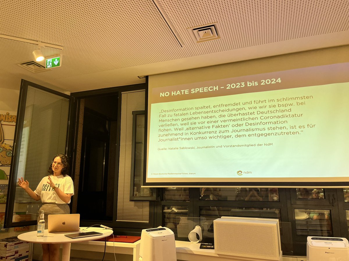 Marlene Ulrich von den Neuen deutschen Medienmacher*innen spricht zu Hass im Netz und Desinformation.