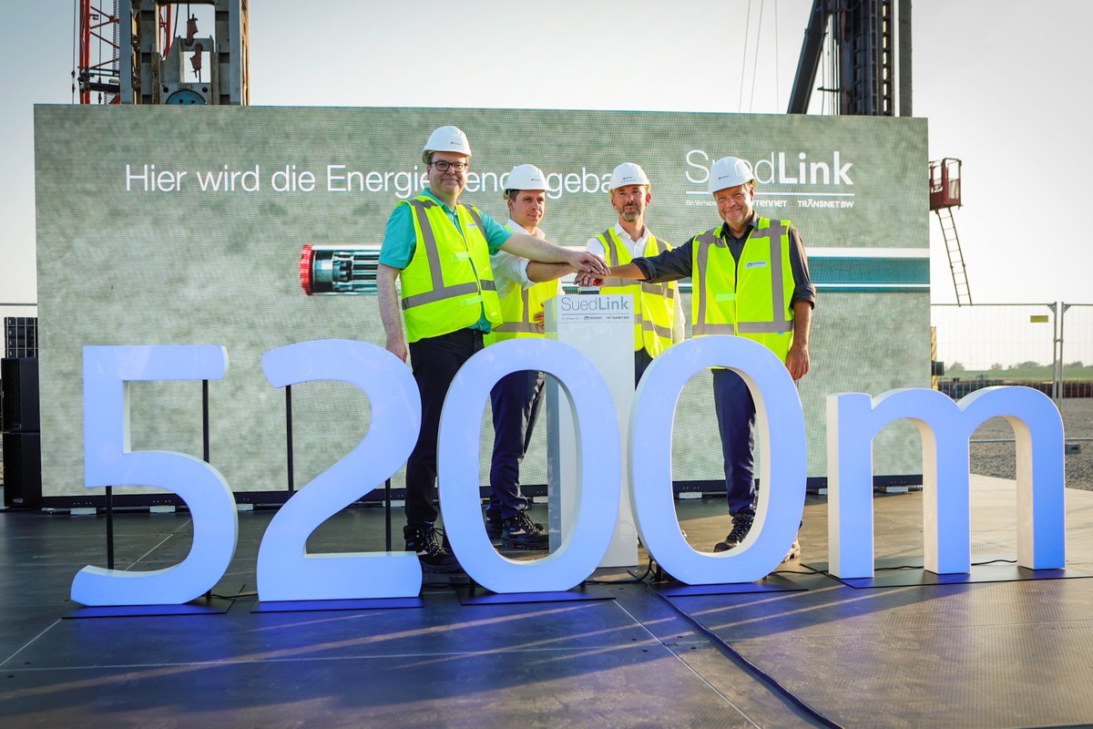 TenneT_Germany's tweet photo. ⚡ Vizekanzler #Habeck beim #SuedLink Baustart im Norden an der Elbe! In #Ewelsfleth wurde ein wichtiger Schritt für eine nachhaltige Energiezukunft in Deutschland getan.Gemeinsam mit Partnern und Politik fiel der Startschuss für den Bau von #ElbX.  
ℹ️ https://t.co/eExBsytPny https://t.co/u1xz3hu86R