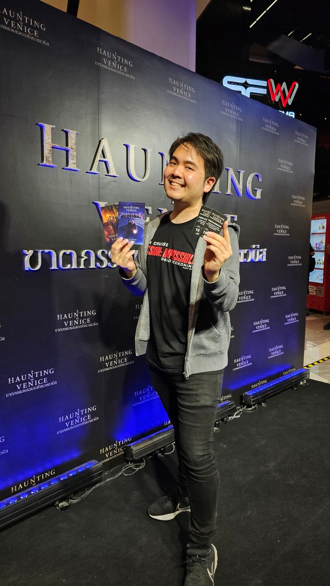 NapatSL's tweet photo. ภาคนี้ส่วนตัวคิดว่ามีสไตล์การนำเสนอที่น่าสนใจที่สุดในบรรดาสามภาคเลย ฟีลลิ่งเหมือนหนังสยองขวัญ ลึกลับ อลัง แต่ซ่อนเร้นไปด้วยภยันตราย หนังโดดเด่นทั้งในแง่การถ่ายภาพ วิชวลมุมกล้อง ไปจนถึงงานด้านSound Mixing 
#บิ๊กรีวิวหนัง #AHauntingInVeniceTH #ฆาตกรรมหลอนแห่งนครเวนิส #bignapat https://t.co/TQvXNAAG9N