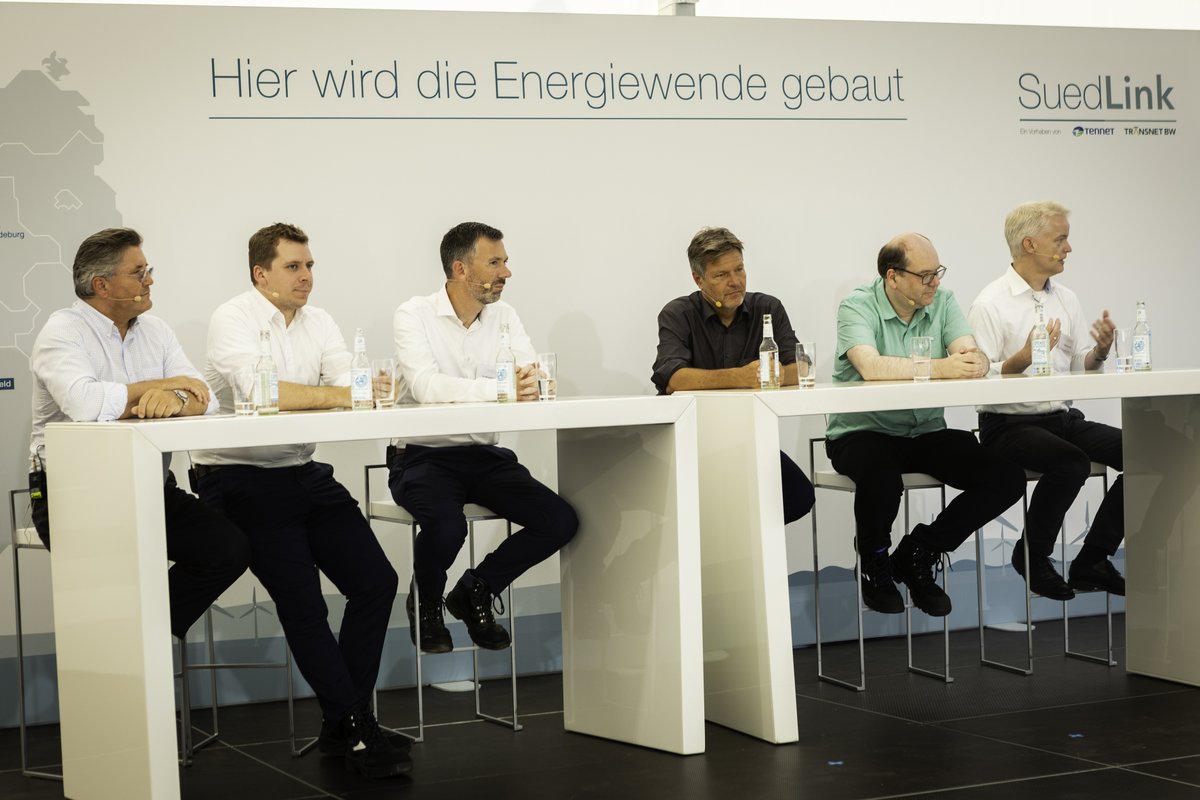 TenneT_Germany's tweet photo. ⚡ Vizekanzler #Habeck beim #SuedLink Baustart im Norden an der Elbe! In #Ewelsfleth wurde ein wichtiger Schritt für eine nachhaltige Energiezukunft in Deutschland getan.Gemeinsam mit Partnern und Politik fiel der Startschuss für den Bau von #ElbX.  
ℹ️ https://t.co/eExBsytPny https://t.co/u1xz3hu86R