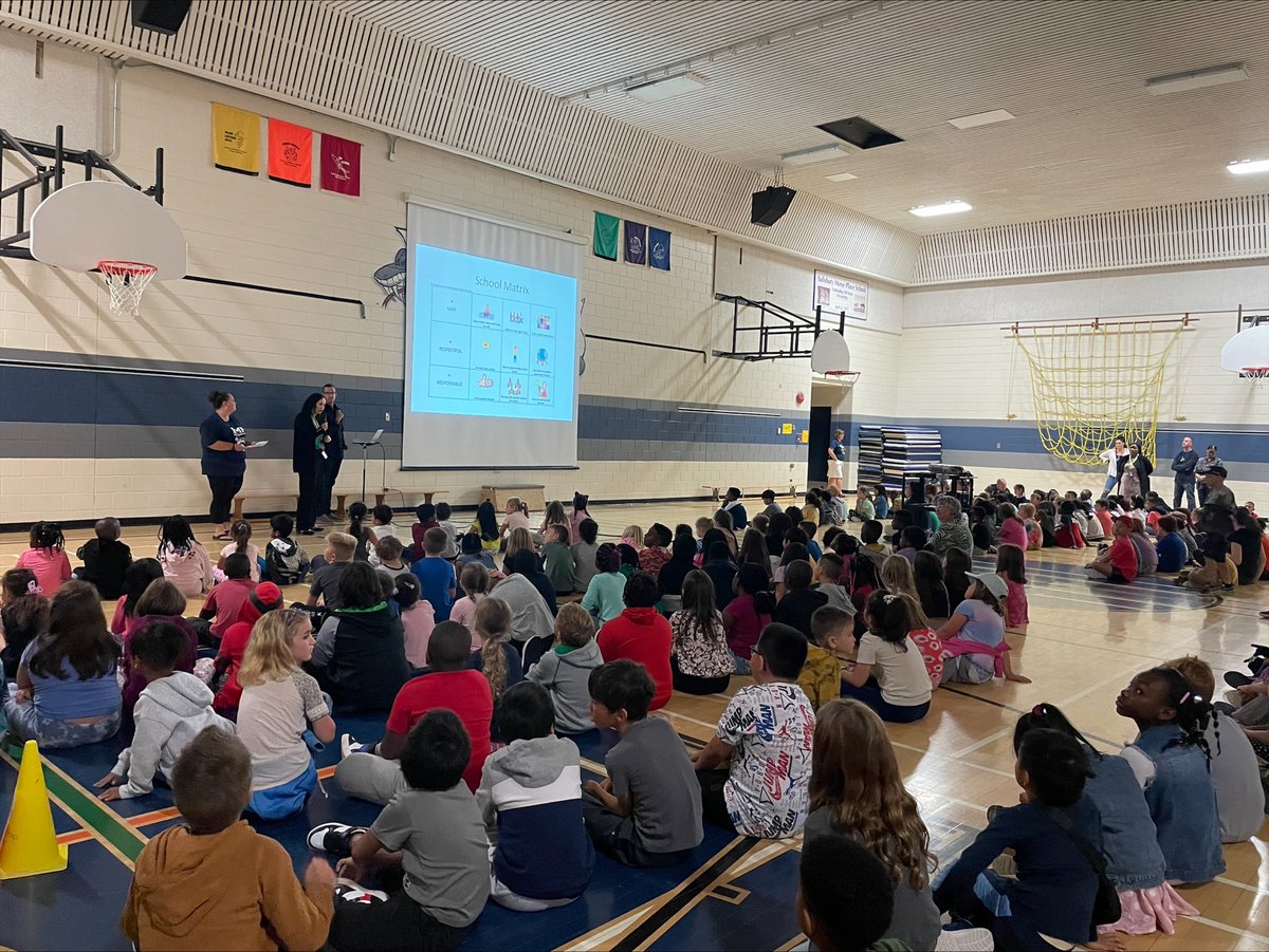 esmp_RETSD's tweet photo. ESMP welcomes all our students back for another incredible year! Last Monday was too quiet... It is great to have them back! #wearevipers @esmp_RETSD @RETSDschools https://t.co/MTIOTupWu0