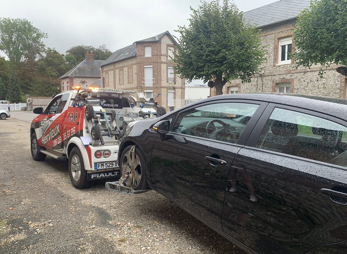 DaaN_KrameR's tweet photo. Beste @Kia_nederland Internationale Wegenhulp, #kia auto stuk, moet gerepatrieerd worden, Franse garage in the middle of nowhere, alarmcentrale zeer slecht bereikbaar, niet terugbellen, geen vervangende auto in omgeving en daar sta je dan. Wat een drama dit! #fail #slechteservice https://t.co/xspk6FbFuG