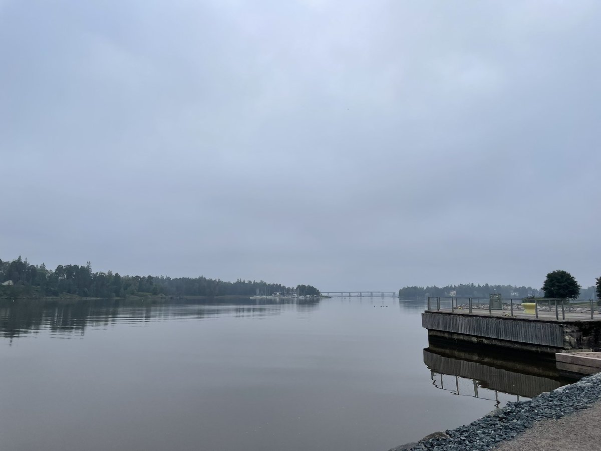 Aamulla pyöräilin töihin ja nautin merellisen Helsingin syksyisestä sumusta. Illalla palatessa sama sumu kökötti yhä kaupungin rantojen yllä. #syksy #sumu <a href="/VisitHelsinki/">Visit Helsinki</a> #työmatkapyöräily