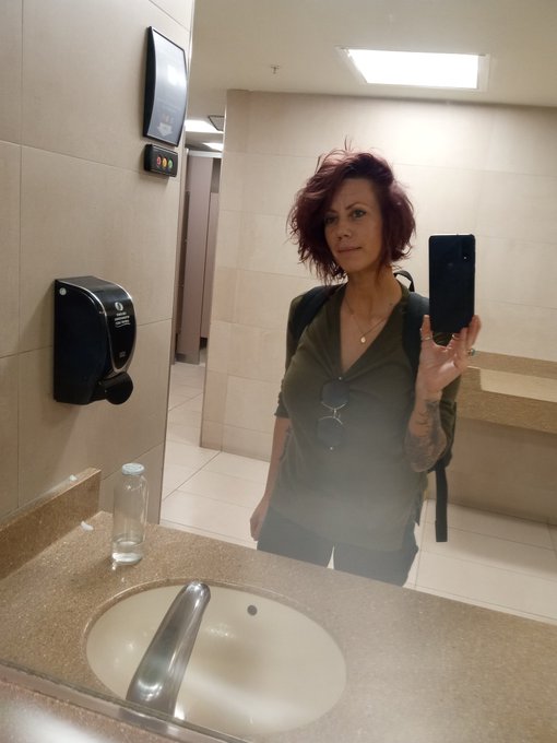 This is me NOT flying to Texas. Who has a jet? 🤠😭😆 #missedconnections #planB #fuckaflyboy https://t.<a href="/tag/missedconnections"class="tags"><span>#missedconnections</span></a><a href="/tag/planb"class="tags"><span>#planb</span></a><a href="/tag/fuckaflyboy"class="tags"><span>#fuckaflyboy</span></a>