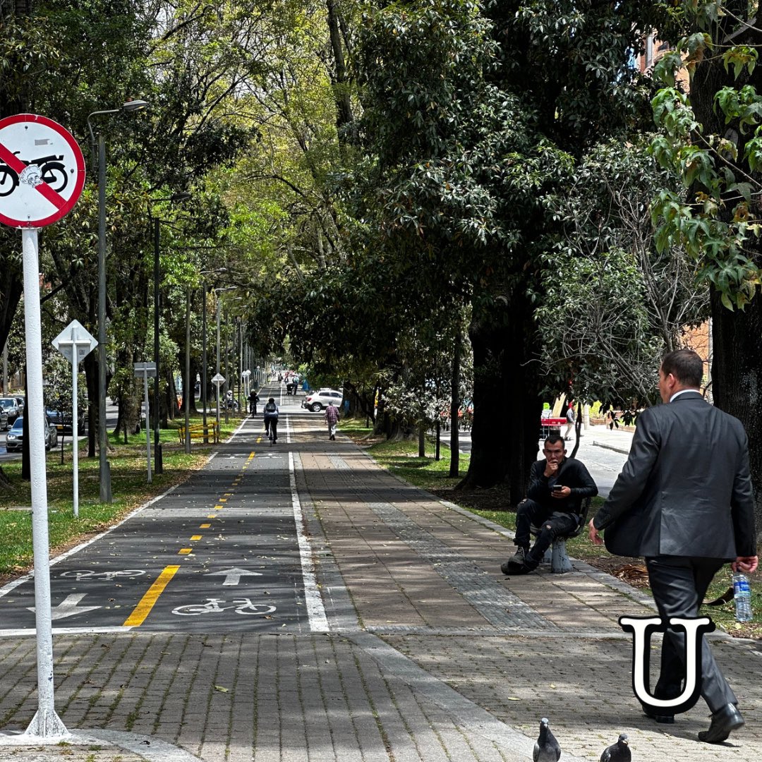 Las aceras son el espacio más democrático de toda la infraestructura de la ciudad. Las aceras son espacio de paso, encuentro y pausa, sin embargo, en Puerto Rico, se encuentran descuidadas y faltas de mantenimiento, limpieza, siembra y alumbrado adecuado e invadidas por carros.