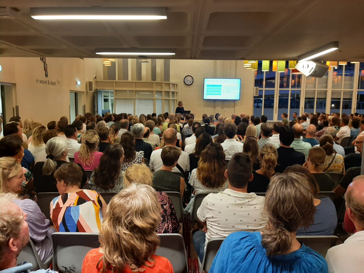 Ondertussen in Gouda...

Wat een grote opkomst tijdens de ouderavond met de ouders of verzorgers van de brugklasleerlingen havo &amp; vwo Gouda.

Mooi om zo ook de contacten met de ouders te kunnen hebben.