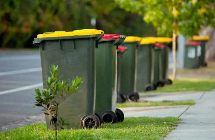 cidade_ama's tweet photo. ♻️Materiais não recicláveis: adesivos, rolhas, grampos, tachinhas, bitucas de cigarro, absorventes, lâminas de barbear e fraldas descartáveis não devem ser colocados no lixo reciclável. Eles pertencem à lixeira de rejeitos/orgânico. 🌍💚
#ODS12 #DescarteConsciente https://t.co/xAPmEF36hP