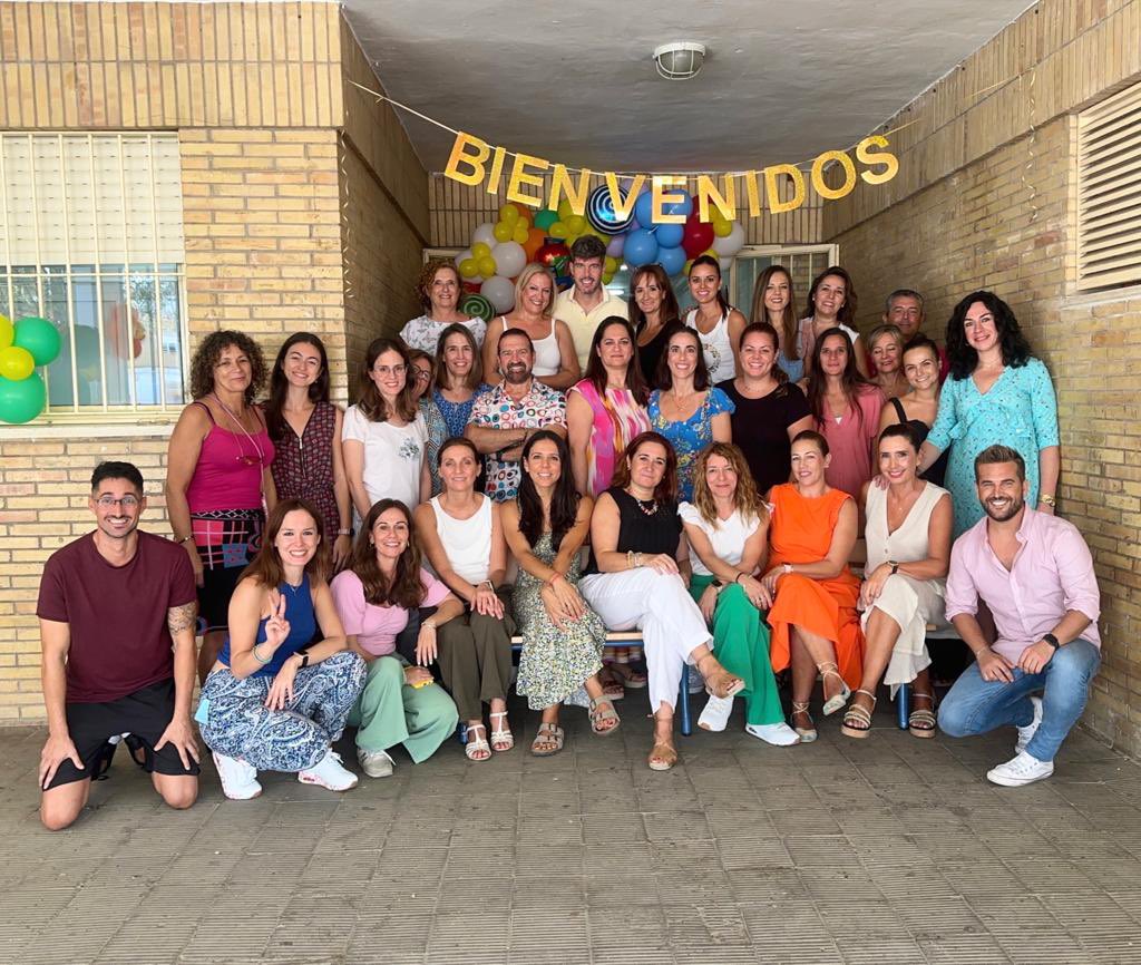CEIPMigCerv's tweet photo. Nuevo curso, nuevos retos, ilusión renovada….que comience la función!!👩🏻‍🏫👨🏻‍🏫👩🏼‍🤝‍👨🏽👩🏼‍🤝‍👨🏽📚✏️ https://t.co/1HklB179Ri