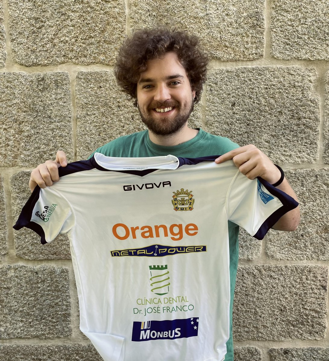 FicaCoaBola's tweet photo. 💛🤍 𝐌𝐚́𝐢𝐬 𝐜𝐨𝐫𝐞𝐬 𝐧𝐨 𝐬𝐞𝐭-𝐮𝐩

Que ben queda a camisola da @SDSarriana! Lucirémola con orgullo no nosos vídeos e directos 😍

Primeiro ano na Terceira e bo debut en Barreiro 👀 Ollo cos de Jorge Cuesta!

🙌🏻 Moitas grazas, @kekovs10 😊 https://t.co/XuKzHhnOFC