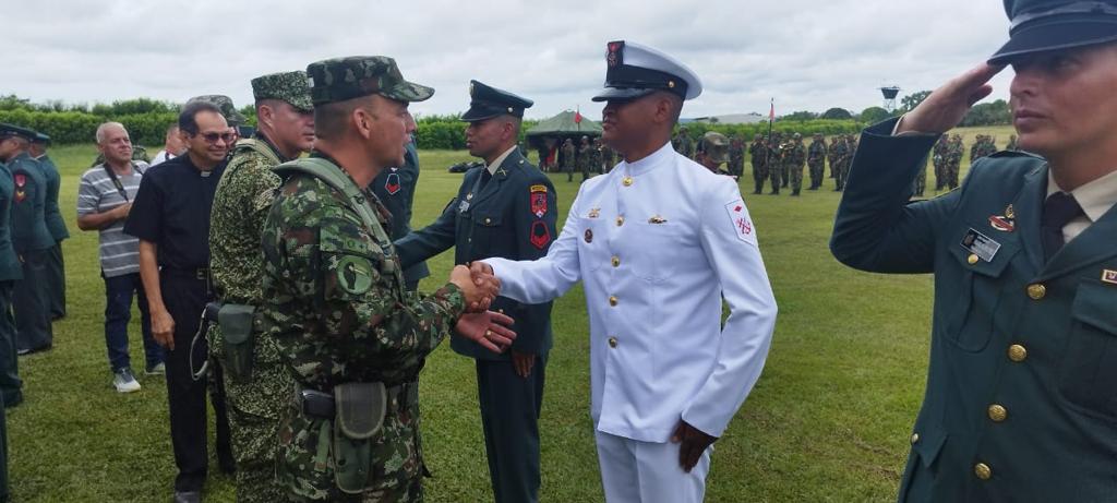 FNA_ArmadaCol's tweet photo. El #BFLIM32 participó en la Ceremonia de Ascenso de un personal de Suboficiales en San José del Guaviare, acto presidido por el Señor Coronel Mario Echeverri Bermúdez, acompañado del señor Mayor de I.M Mauricio Torres Villamil #SCBFLIM32
2023, año del #BicentenarioNaval⚓ https://t.co/I5nvz8iH5Q