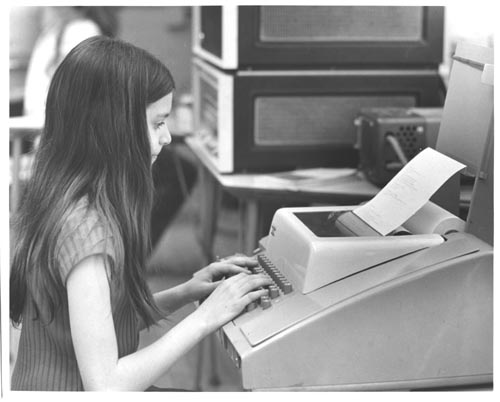 ComputerHistory's tweet photo. After finding out her salary was less than half that of the men she was training, Ann Hardy left IBM in 1966 and took a job at a new company called Tymshare, eventually becoming the first woman vice president. Learn about #WomenInTech https://t.co/zT3jl9Flb8 https://t.co/r1oDHH0gbS