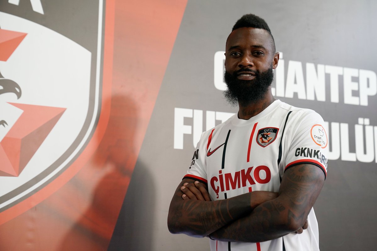 GaziantepFK's tweet photo. 💪 Yeni transferimiz Nicolas N'Koulou, Kulüp Başkanımız Memik Yılmaz, yönetim kurulu üyelerimiz İdris Kalkan ve Halil Demir'in de katılımıyla kendisini kulübümüze bağlayacak olan resmi sözleşmeye imza attı. https://t.co/qbfUlOMA0m