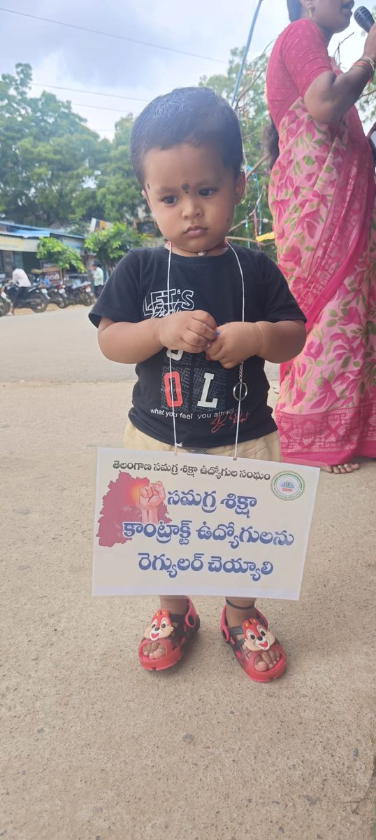 Vijayalaxmit955's tweet image. ఏమిటి తాతయ్య , నా ఈ గోస.. ఇంకా ఎన్ని రోజులు రావాలి..11వ రోజు నిరసన దీక్షలో వ్యక్తం చేస్తున్న చిన్నారి బాబు ...SSA JAC మానుకోట.@KTRBRS @PMOIndia @BRSHarish @BrsSabithaIndra @cmo