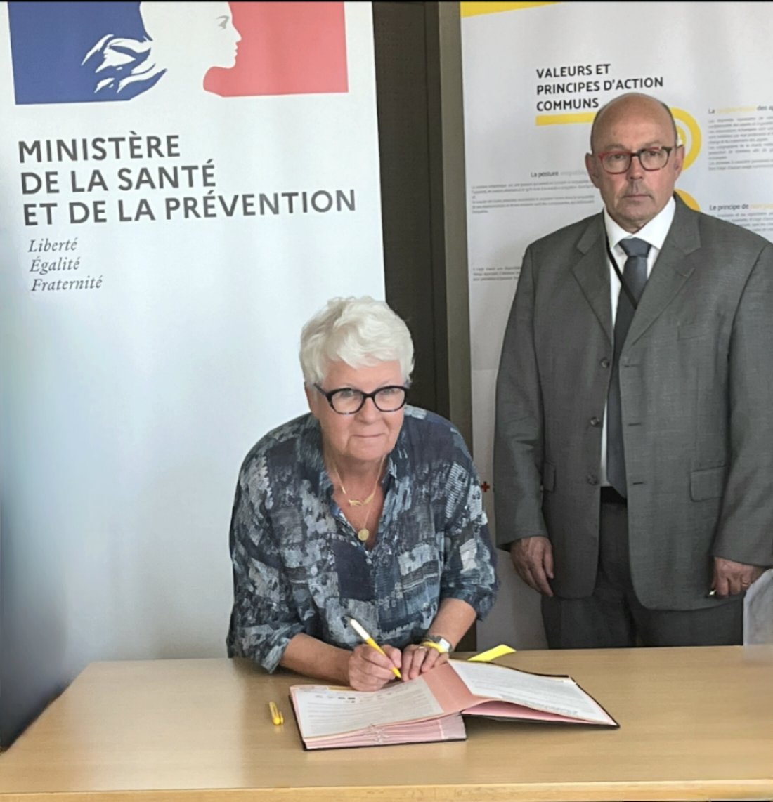 LTransmetteurs's tweet photo. Les Transmetteurs sont heureux d'avoir signé la Charte des valeurs communes au 3114 (SOS Suicide) et à 8 plateformes impliquées dans la prévention du suicide dont SOS Crise. En présence de Christian RABAUD, DGS et de Caroline SEMAILLE, Directrice générale de Santé Publique France https://t.co/avfN32voRl