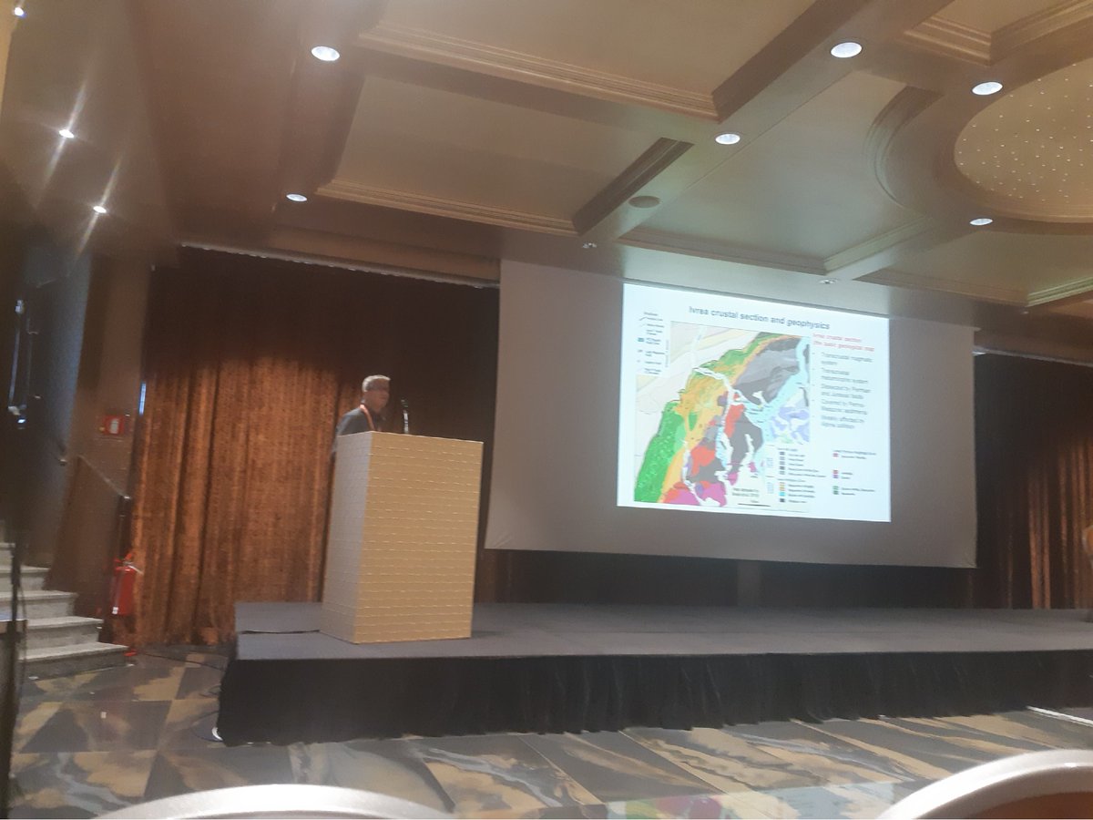 HuttonConf10's tweet photo. After a passionating session about Lunar granites, and a presentation by our sponsor @zeiss_micro, we finish this afternoon's presentations program with Othmar Müntener introducing the mid-conference field trip in Ivrea Zone. #HuttonSymposium #Baveno https://t.co/uFuQA0n1cB