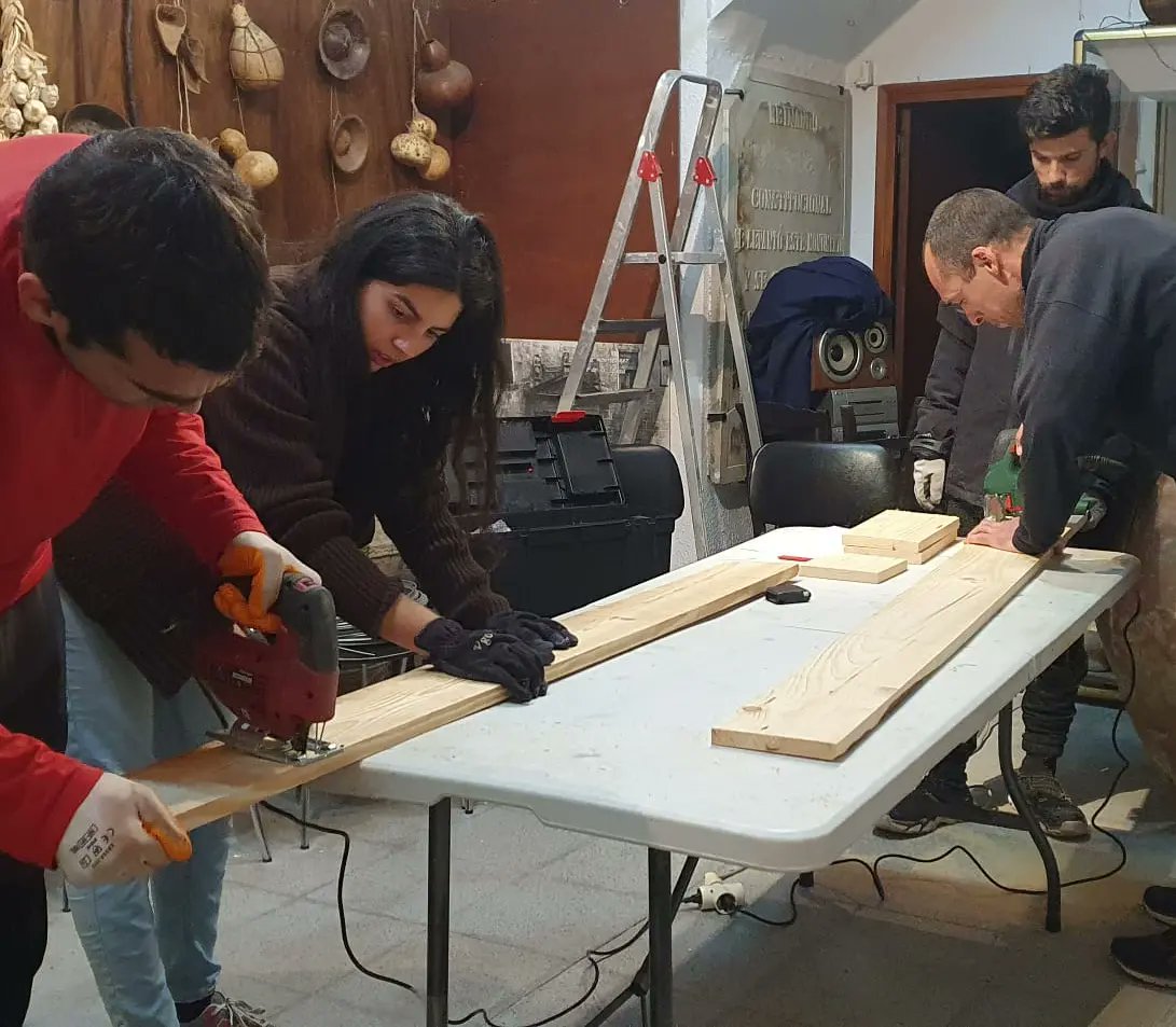capreolus_grnom's tweet photo. 🐣 A l'hivern vam construir caixes-niu que es van instal·lar a la zona del riu. Un cop acabada la temporada de cria em constatat una ocupació del 100%. A les 9 caixes-niu hi han criat mallerengues carboneres (21 polls envolats), mallerengues blaves (12) i pardals xarrecs (mín 9) https://t.co/riBwipZX8c