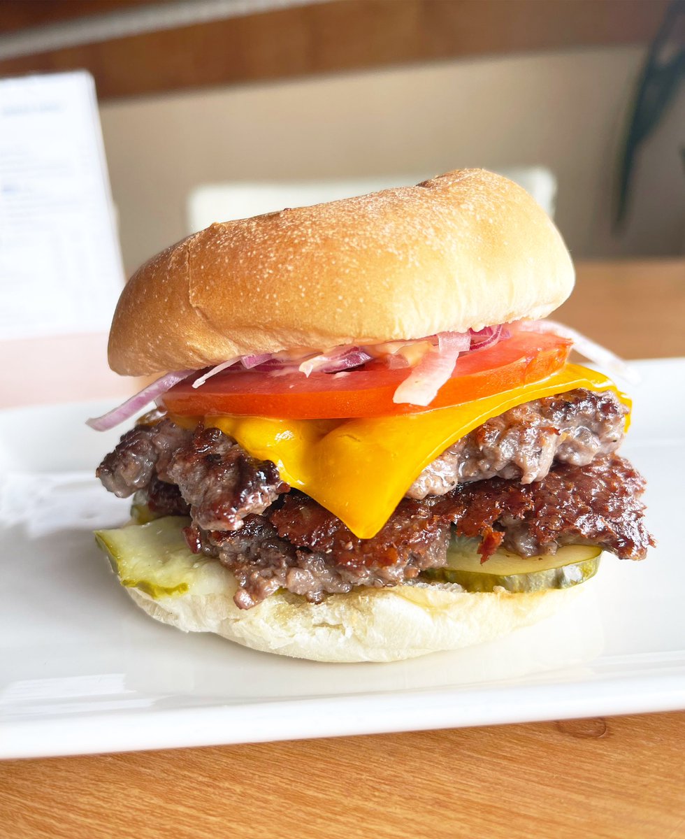 Armview's tweet image. This weeks Feature Burger is Jay’s Burg! Smashed beef patties, bacon jam, pickles, tomato, red onion, cheddar &amp;amp; Smokey sriracha mayo! 🍔♥️
•
•
•
#supportlocal #thearmview #armview #diner #armdale #halifax