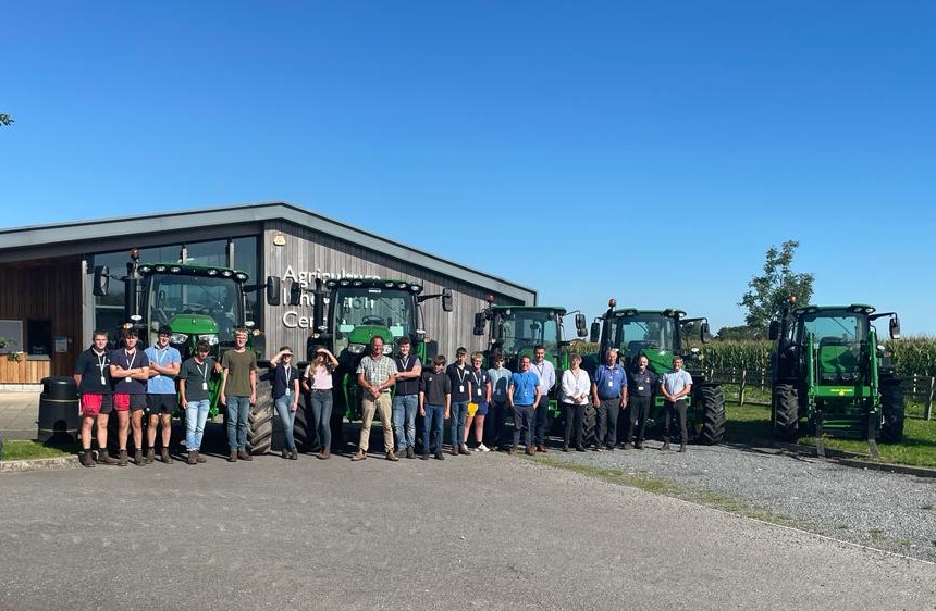 𝗕𝗔𝗖𝗞 𝗧𝗢 𝗖𝗢𝗟𝗟𝗘𝗚𝗘 - 𝗡𝗘𝗪 𝗬𝗘𝗔𝗥, 𝗡𝗘𝗪 𝗗𝗘𝗘𝗥𝗘🟢🟡
Students from Bridgwater & Taunton College with their new fleet of John Deere tractors supplied by our Nether Stowey branch.
#huntforestgroup #newtractordelivery #johndeere #hfg #netherstowey #agriculture