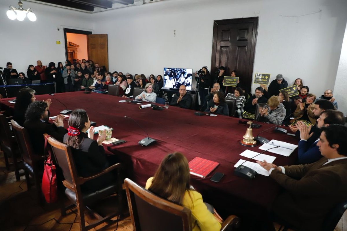 JorgeSharp's tweet photo. Ante un Salón de Honor repleto, el Concejo @MunicipioValpo declaró como Ciudadano Ilustre Póstumo al presidente Salvador Allende, quien fuera un demócrata revolucionario siempre orientado hacia el bienestar de los humildes y olvidados. Emocionante ejercicio de memoria y futuro. https://t.co/dIhobsd0FV