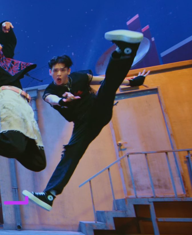 99zthink's tweet photo. how the hell he do a split mid air https://t.co/Hh6CCeZaqj