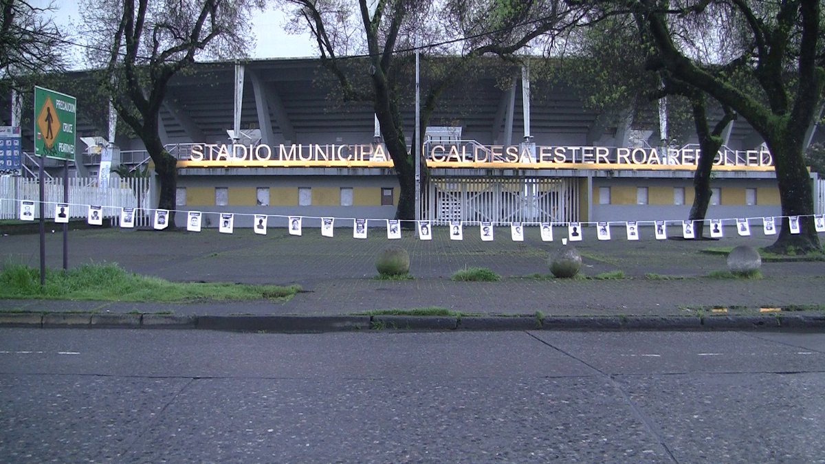 rsumen's tweet photo. 📷 Durante la mañana de hoy un grupo de personas desplegó las fotos de los detenidos desaparecidos y ejecutados políticos en las afueras de uno de los centros de detención y tortura más importantes de Concepción, el Estadio Regional. #50añosdelgolpe #11deseptiembre https://t.co/GTCwcGU3bY