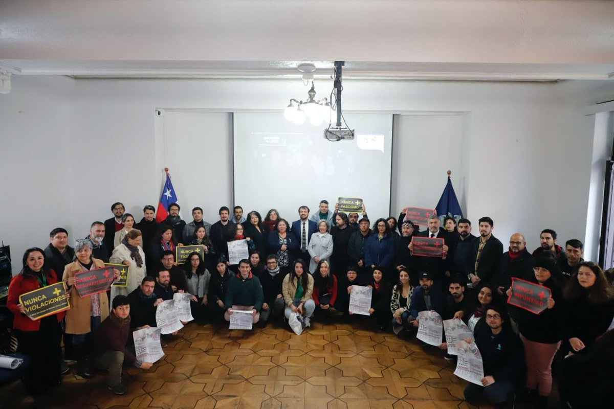 JorgeSharp's tweet photo. Ante un Salón de Honor repleto, el Concejo @MunicipioValpo declaró como Ciudadano Ilustre Póstumo al presidente Salvador Allende, quien fuera un demócrata revolucionario siempre orientado hacia el bienestar de los humildes y olvidados. Emocionante ejercicio de memoria y futuro. https://t.co/dIhobsd0FV