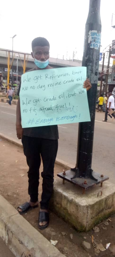 ChuksdJones's tweet photo. Nigerians carrying out their civic duties... https://t.co/MoXcWpK9kJ