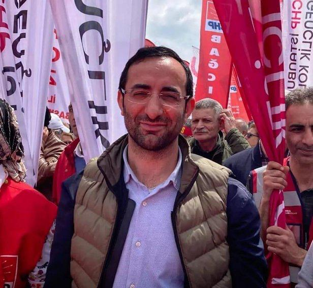 solcugazete's tweet photo. CHP’de il ve ilçe başkanı seçimleri sürerken; ‘değişim’ isteyenlere karşı manipülasyonlar sürüyor:

Kaftancıoğlu ekibinin “DHKP-C'nin bombalı saldırısına katıldı” dediği ve CHP Fatih İlçe Kongresi'ne bir saat kala adaylığı geri çektirilen Yavuz Nazlıgül'ün, ilgili olayla bir bağlantısı olmadığı tespit edildi.