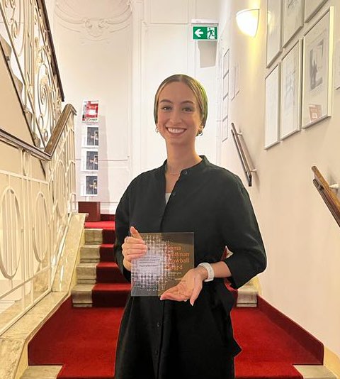 🎉 Immensely honored to have received the Emma Goldman Snowball #Award 2023 for my research on inequality. Thanks to the board of #Flaxfoundation and @IWM_Vienna. And what’s better than receiving an award on the exact date of your 1-year PhD anniversary! @SSW_UHasselt @uhasselt