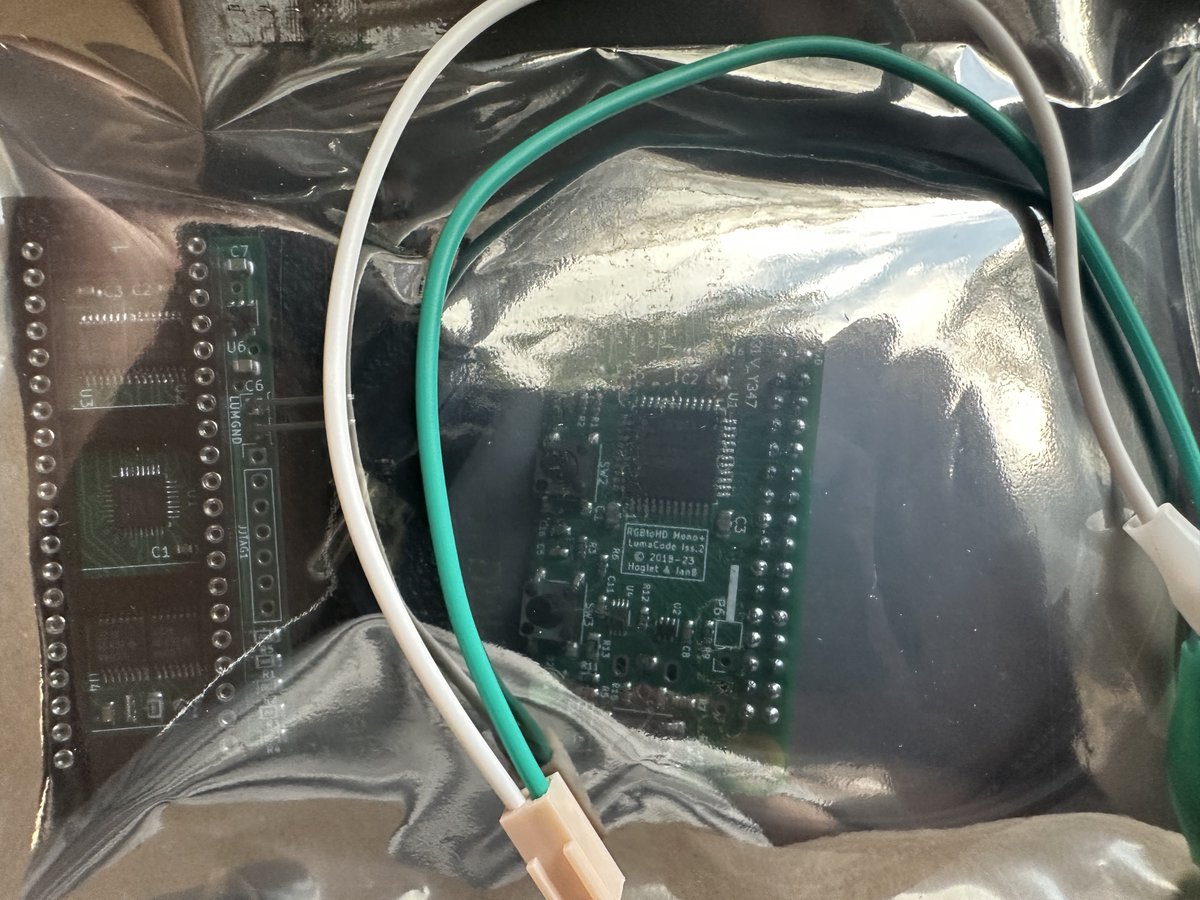 KutilDomaci's tweet photo. #DnešníPošta přinesla VIC-II-dizer a RGBtoHDMI. Jako na toto se velice těším! 🤩
Neznamená to teda, že na akce přestanu vozit svůj Sony Trinitron CRT PVM, ale víte co. 🤭
#commodore #commodore64 #c0pperdragon https://t.co/zuUhTATwHQ