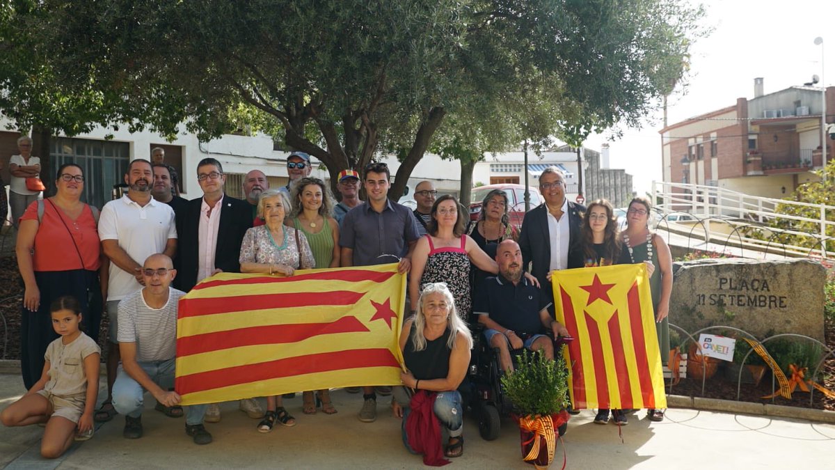 La gent d’⁦<a href="/ERC_CanetdeMar/">Esquerra_ERC Canet🎗</a>⁩, alegre i combativa, sempre al peu del canó, a l’ofrena floral d’aquest matí. #11S2023 #11Setembre #RepúblicaCatalana #Guanyarem CC ⁦<a href="/ERCMaresme/">ERC Maresme</a>⁩