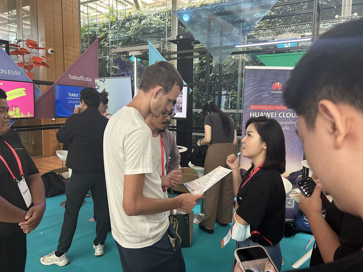 When @VitalikButerin came to visit @HuaweiCloud1 booth in @ethereum_sg and learned that we are the first ever one who launched the dedicated node hosting for Ethereum staking in the space,he said 'Yes,its great ' 🫡 Stay tuned 🦇🔈