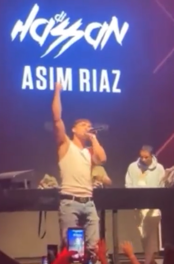 BollySpy's tweet photo. #AsimRiaz Vs #ElvishYadav Controversy..
Whom Are You Supporting?
RT🔄 Elvish Yadav𓃵 
LIKE♥️ Asim Riaz https://t.co/CkwxJwC9ZZ