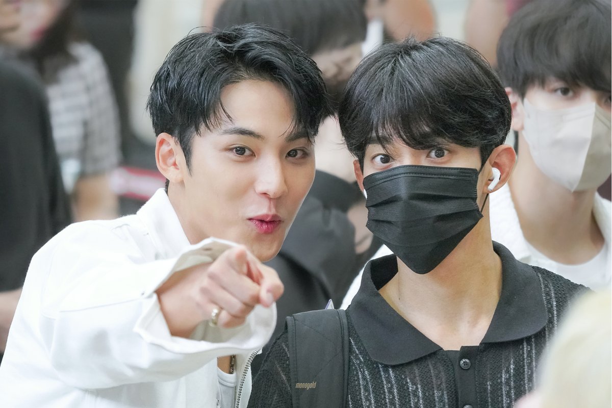 monogold46's tweet photo. 230904 GMP-HND HQ 

🐶🐶

#세븐틴 #SEVENTEEN #민규 #MINGYU #ミンギュ #도겸 #DK https://t.co/WBlNSATPsF